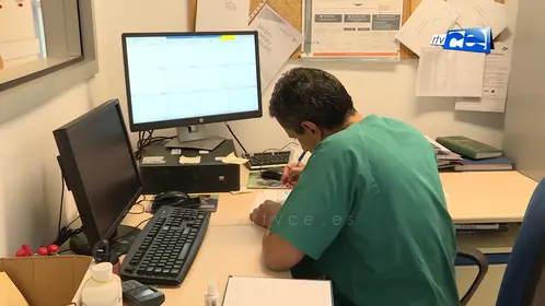 El Colegio de Médicos de Ceuta ofrece un identificativo profesional para los médicos