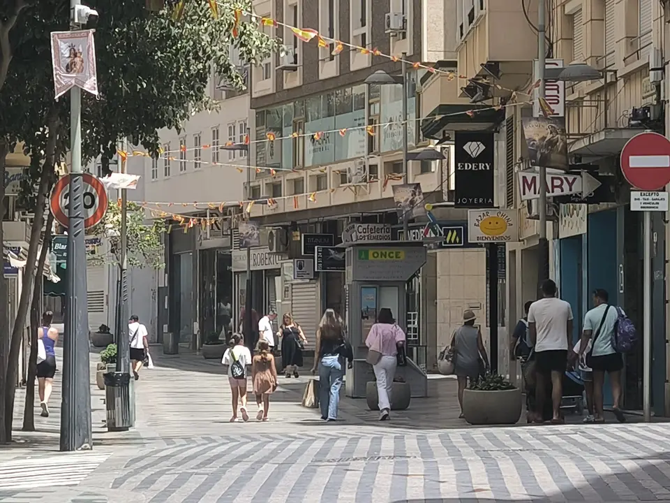 gente calle verano
