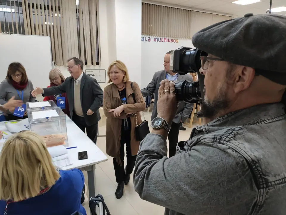 JUAN VIVAS VOTANDO EN LA CASA DE LA JUVENTUD 03
