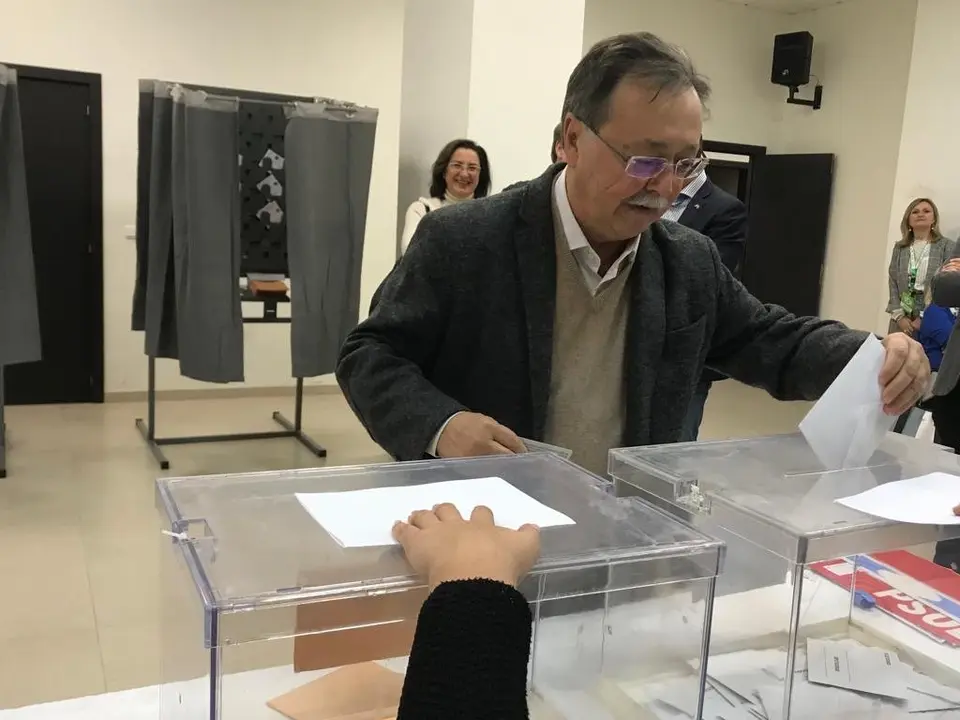 JUAN VIVAS VOTANDO EN LA CASA DE LA JUVENTUD 01