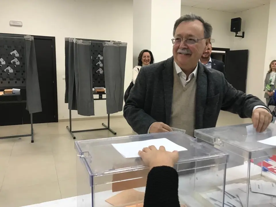 JUAN VIVAS VOTANDO EN LA CASA DE LA JUVENTUD 02