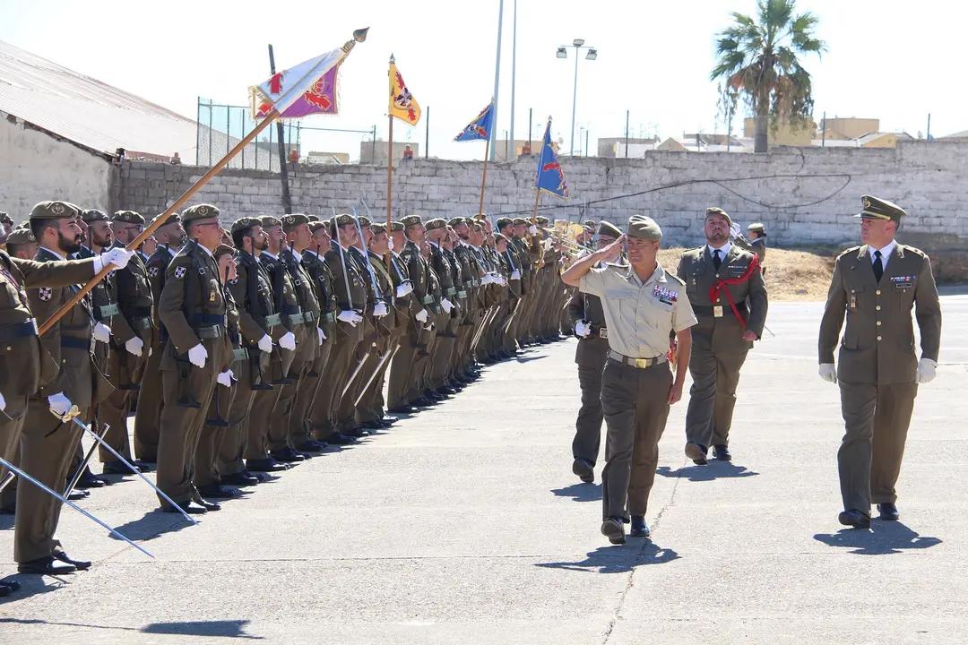 COMGE ACCTAL pasando revista acompañado por el Teniente Coronel Jesús Solano