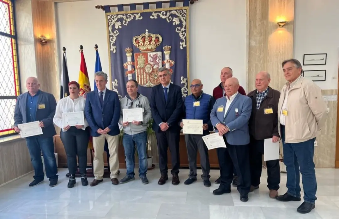 Entrega los diplomas de reconocimiento a los voluntarios de la Red Nacional de Radio Emergencias (REMER)