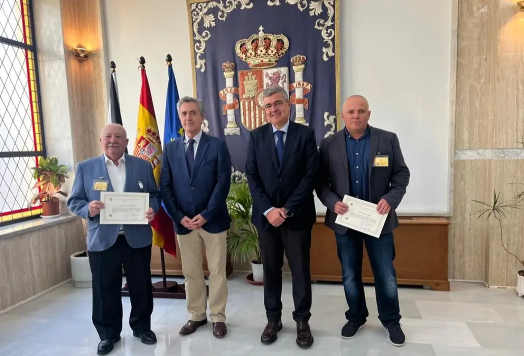 Entrega los diplomas de reconocimiento a los voluntarios de la Red Nacional de Radio Emergencias (REMER)