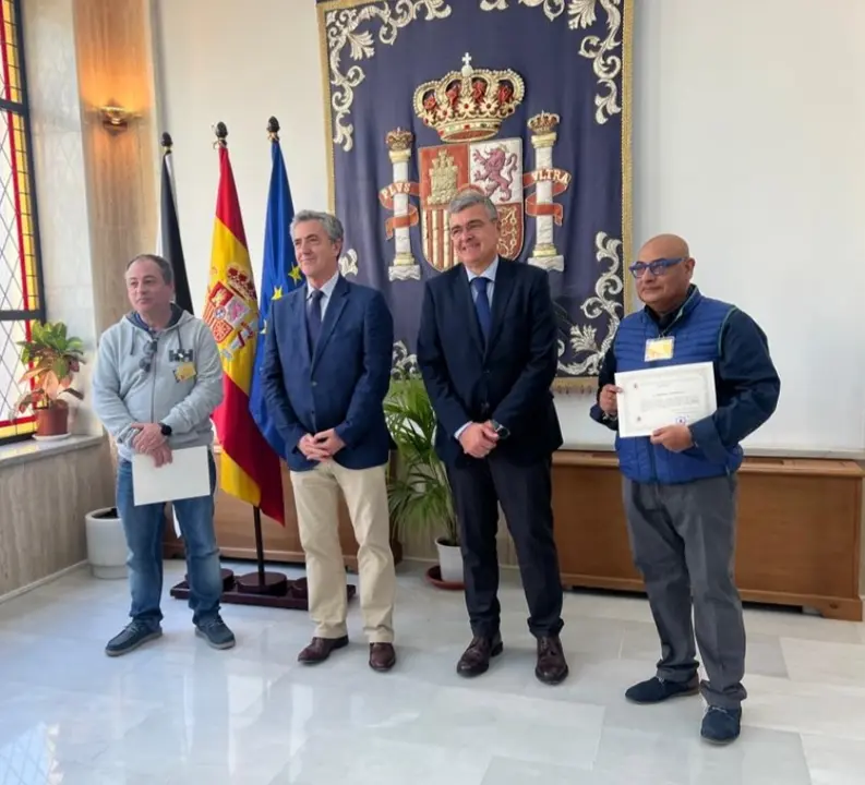 Entrega los diplomas de reconocimiento a los voluntarios de la Red Nacional de Radio Emergencias (REMER)