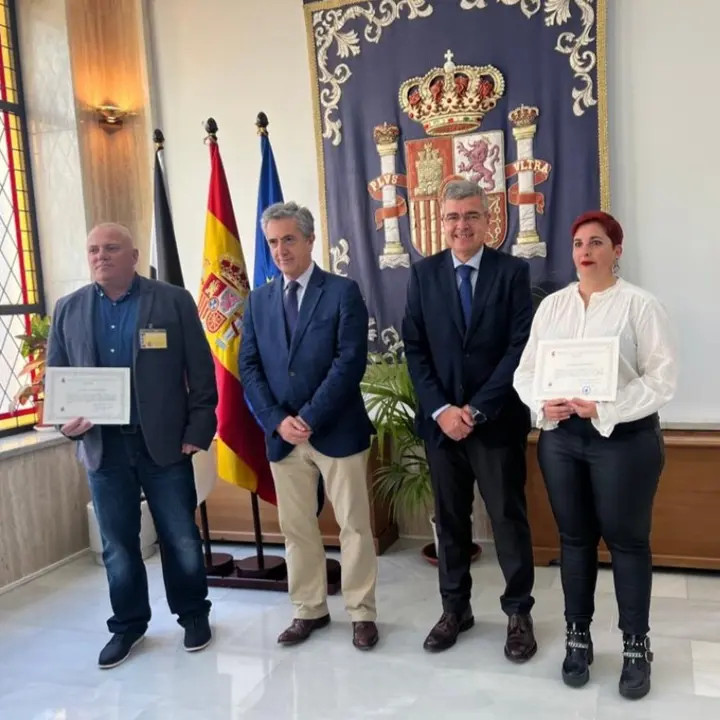 Entrega los diplomas de reconocimiento a los voluntarios de la Red Nacional de Radio Emergencias (REMER)