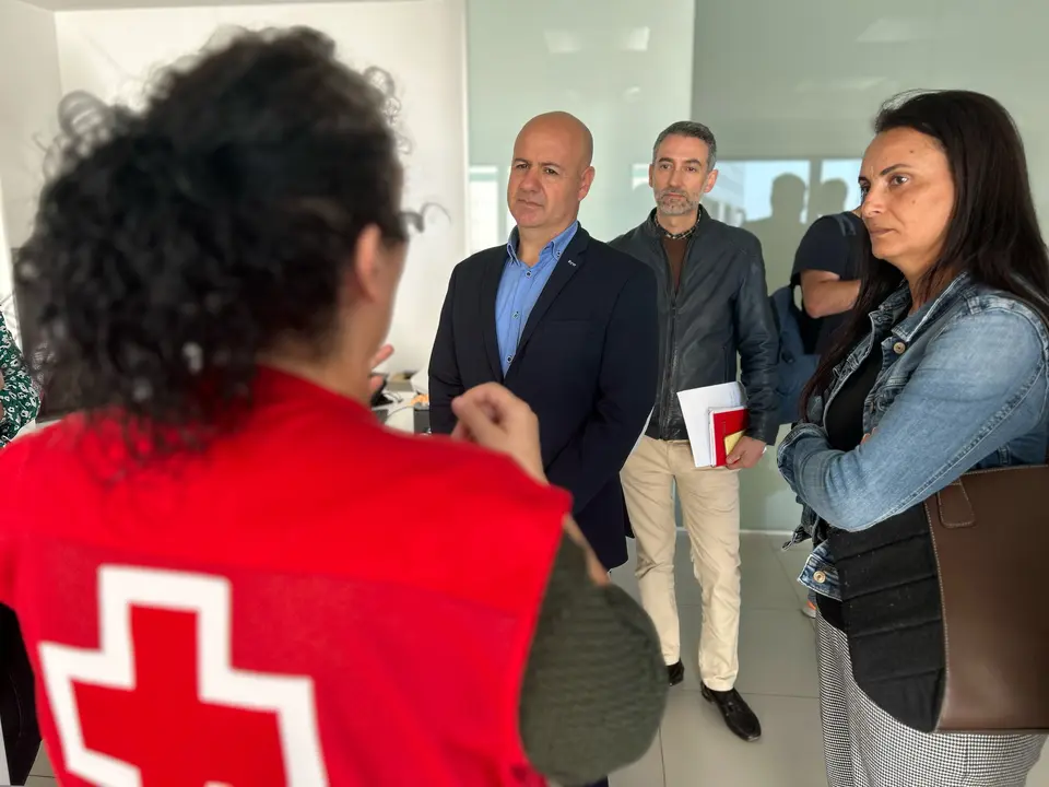 Una técnico de Cruz Roja explica uno de los proyectos a los representantes socialistas