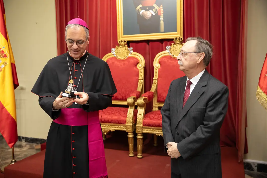Juan Vivas da la bienvenida al arzobispo castrense, monseñor Juan Antonio Aznárez Cobo