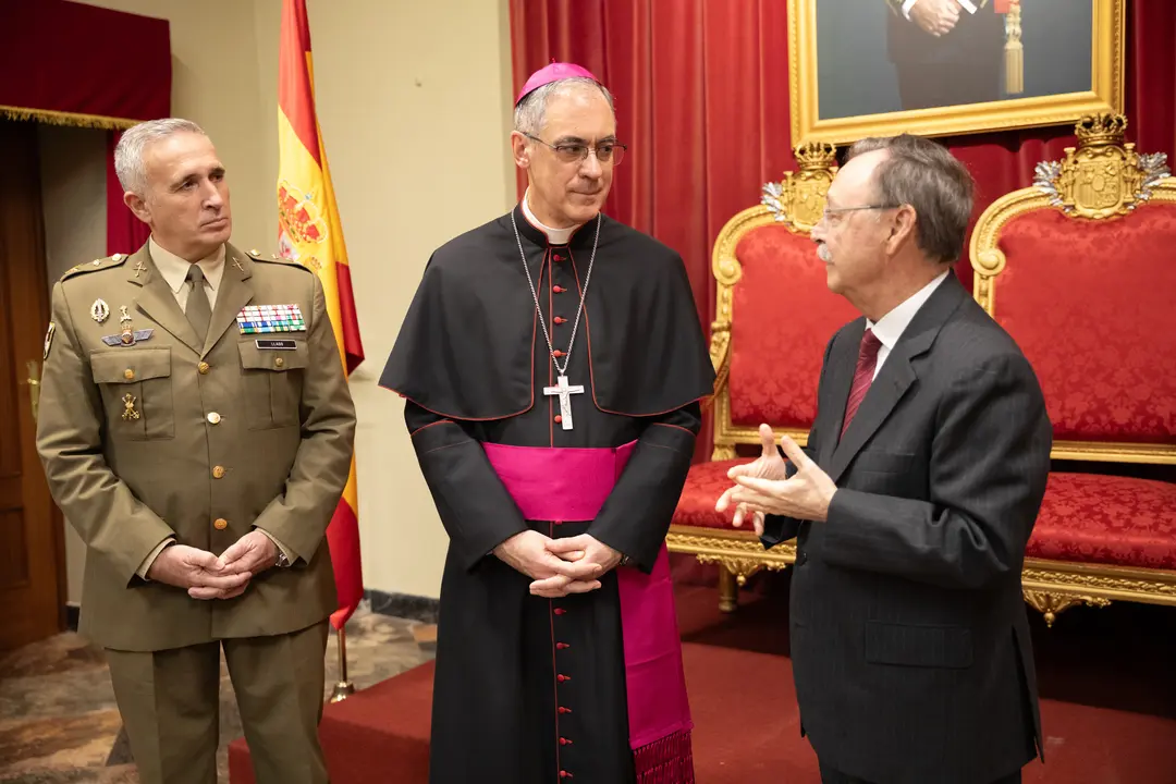 Juan Vivas da la bienvenida al arzobispo castrense, monseñor Juan Antonio Aznárez Cobo