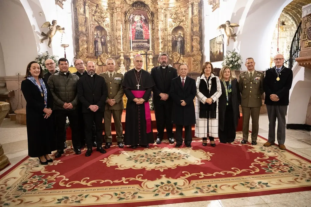 Juan Vivas da la bienvenida al arzobispo castrense, monseñor Juan Antonio Aznárez Cobo