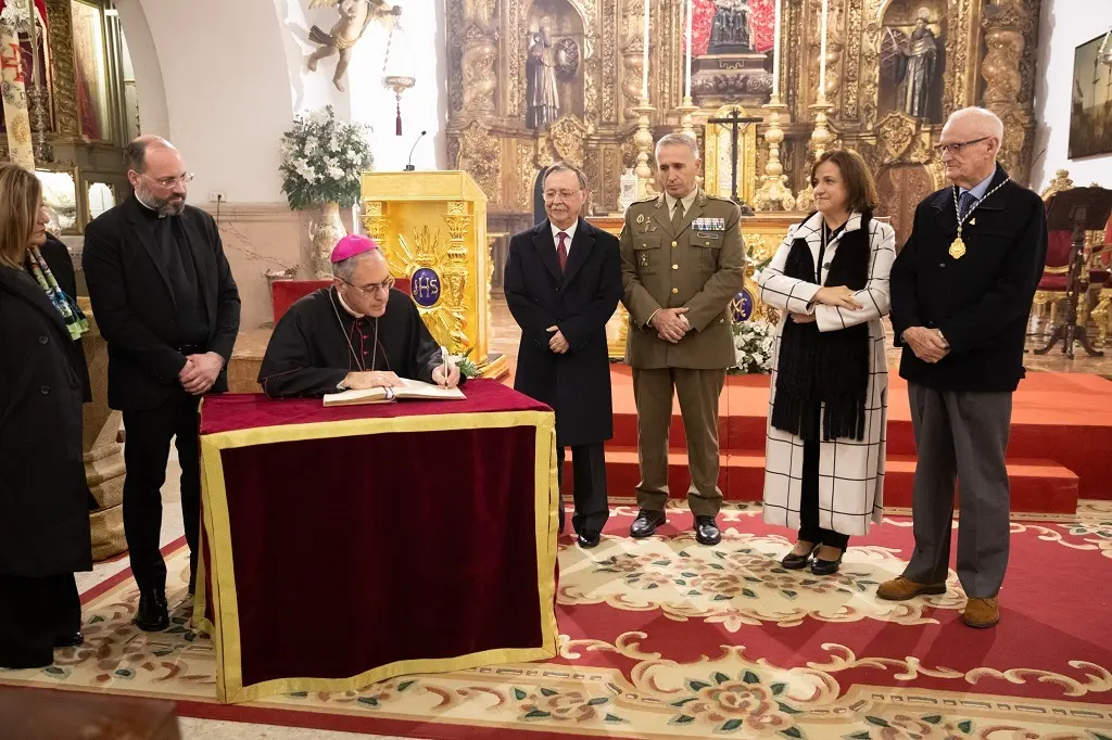 Juan Vivas da la bienvenida al arzobispo castrense, monseñor Juan Antonio Aznárez Cobo