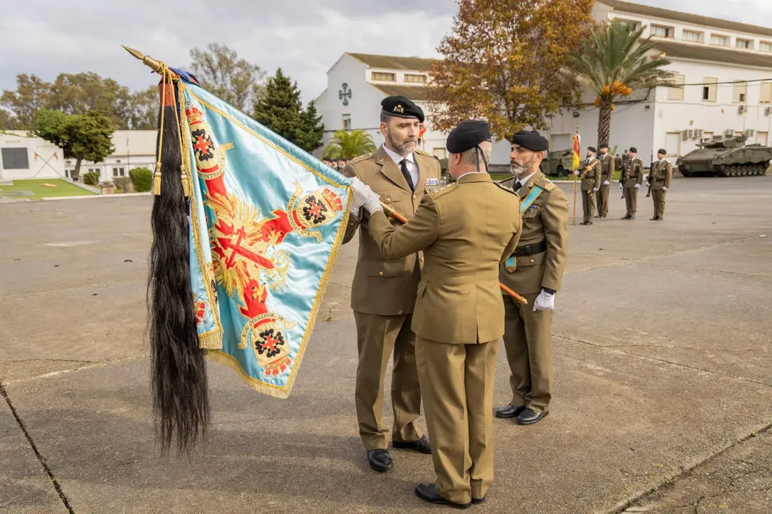 Foto 1 Entrega del Estandarte del Regimiento de Caballería Montesa 3 del coronel Benéitez al teniente coronel Martel