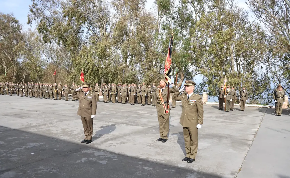 Foto 1 relevo RAMIX 30. Entrante y saliente dando novedades al Comandante General tras realizar la Entrega de Mando