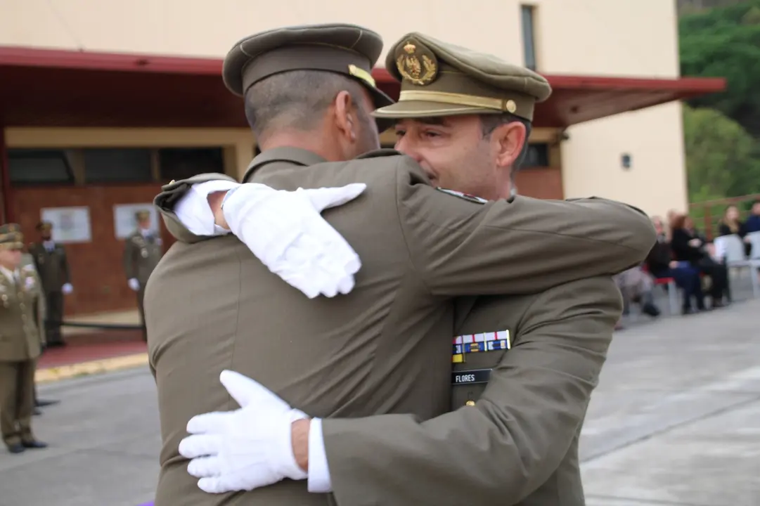 Foto 1 relevo RING 7. Abrazo entre el saliente y el entrante