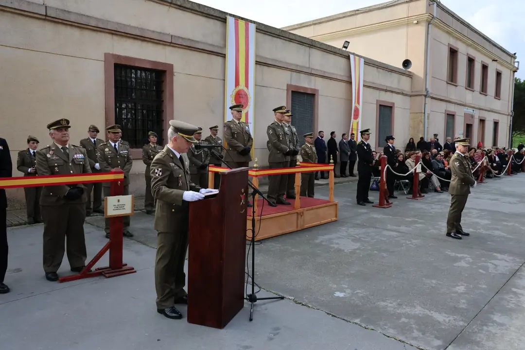 Foto 2 relevo RAMIX 30. Alocución del nuevo jefe. Acuartelamiento El Hacho