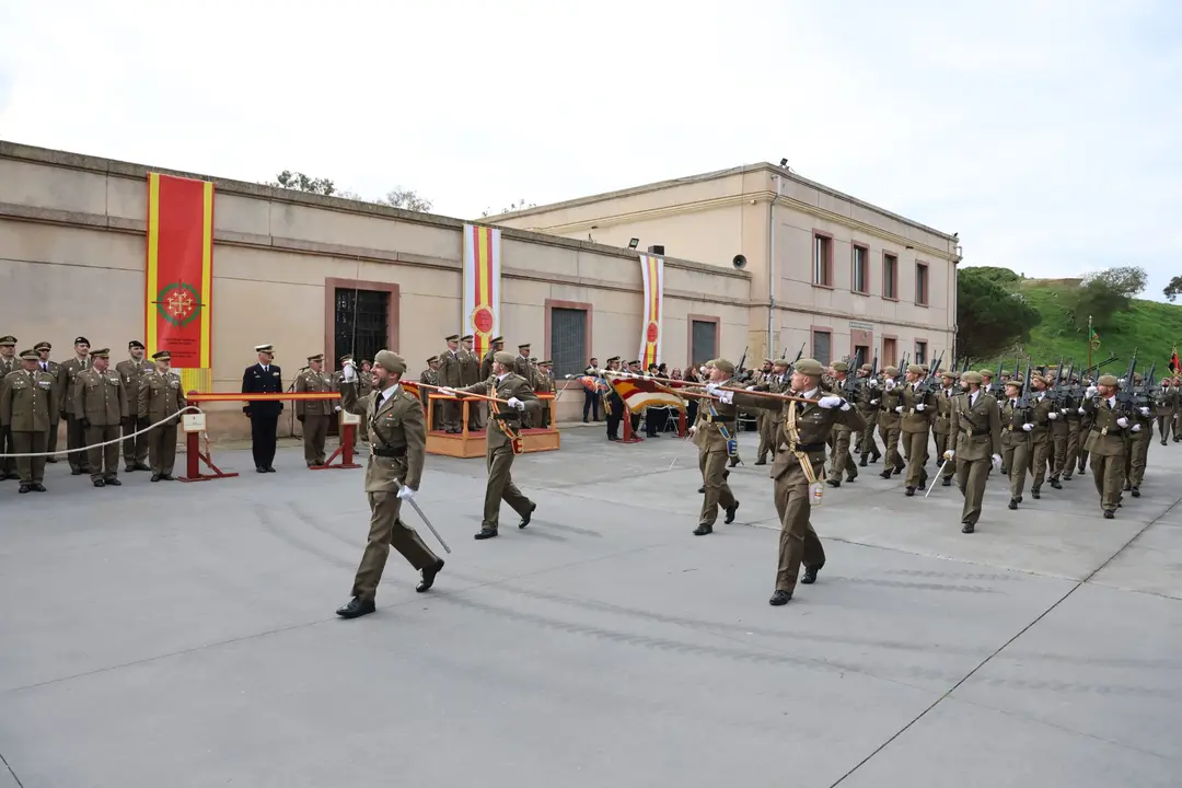 Foto 4 relevo RAMIX 30. Realizando el vista a la derecha ante la autoridad que preside el acto