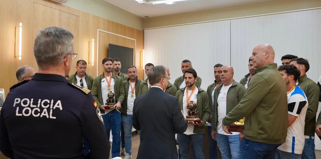 polic&iacute;as locales alcazaba recepci&oacute;n