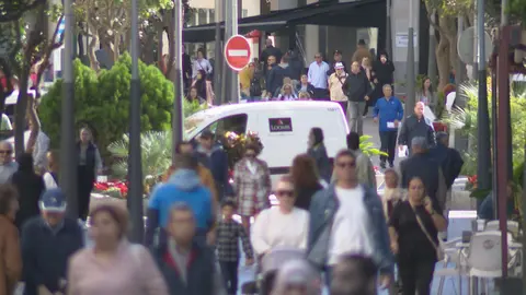GENTE POR LA CALLE EN CEUTA