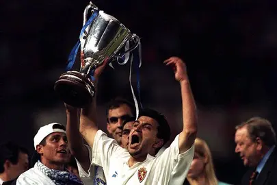 Nayim levanta la Recopa conquistada por el Real Zaragoza gracias a su golazo