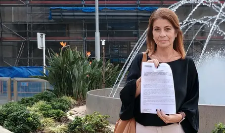 La secretaria general de FSS-CCOO en Ceuta, Rocío García, en la plaza de los Reyes.