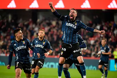 Cristian celebra su golazo de falta en el Nuevo Los C&aacute;rmenes de Granada en LaLiga Hypermotion