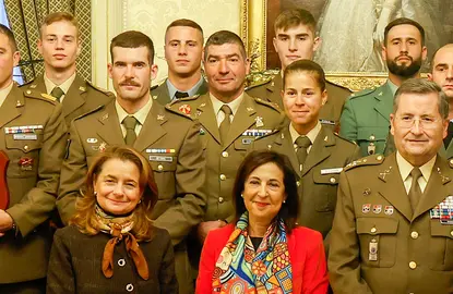 Romero, detr&aacute;s de la ministra de Defensa, con chaqueta roja.