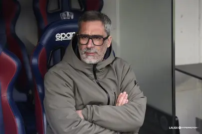 Jon P&eacute;rez 'Bolo', entrenador del Huesca, durante el partido contra el Ceuta