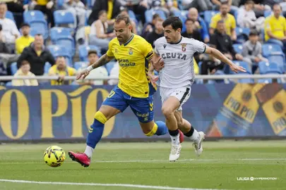 Matos persigue a Jes&eacute; durante el partido de este domingo en el Estadio de Gran Canaria