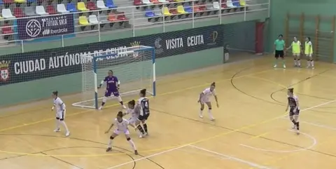 Un momento del partido disputado por el Ceuta y el M&oacute;stoles en el 'Guillermo Molina'