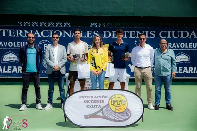 Alejandro Turriziani e Izan Almaz&aacute;n, tras recibir sus trofeos de subcampe&oacute;n  y campe&oacute;n