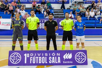las capitanas de Ceuta y Torreblanca, junto al equipo arbitral, antes de empezar el partido en el pabell&oacute;n 'Javier Imbroda'