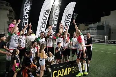 Los integrantes del CD UCIDCE levantan la copa de campeones de la Liga de Veteranos +35