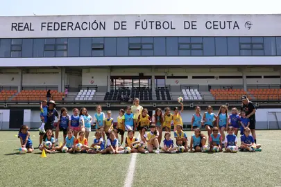 Las alumnas posan con sus diplomas en la &uacute;ltima jornada de la actividad UEFA Playmakers de la RFFCE