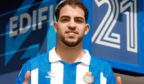 Omar Sadik, con la camiseta del Espanyol de Barcelona
