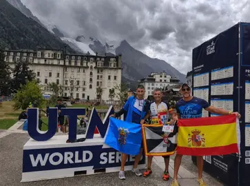 Jos&eacute; Luis Rodr&iacute;guez Zamora -en el centro- ha paseado la bandera de Ceuta por las cimas alpinas