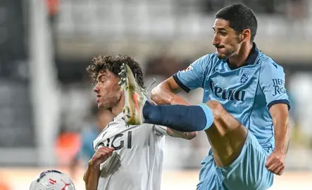 Yann Bodiger despeja ante un jugador del Burgos