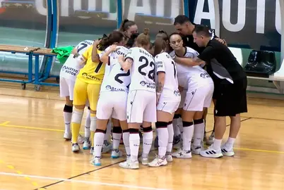Jugadoras y t&eacute;cnicos del Ceuta Femenino, antes de empezar el partido de este s&aacute;bado