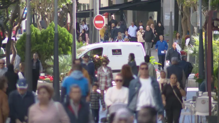 GENTE POR LA CALLE EN CEUTA