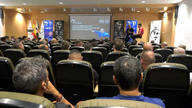 Un momento de las Jornadas de Actualizaci&oacute;n en la sede de la RFFCE