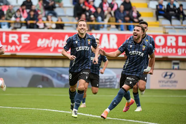 Los jugadores del Ceuta celebran el gol de Rubén Díez desde el punto de penalti
