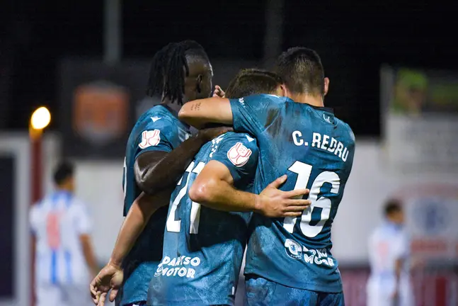 Obeng y Redru felicitan a Manu Vallejo tras anotar el 0-1