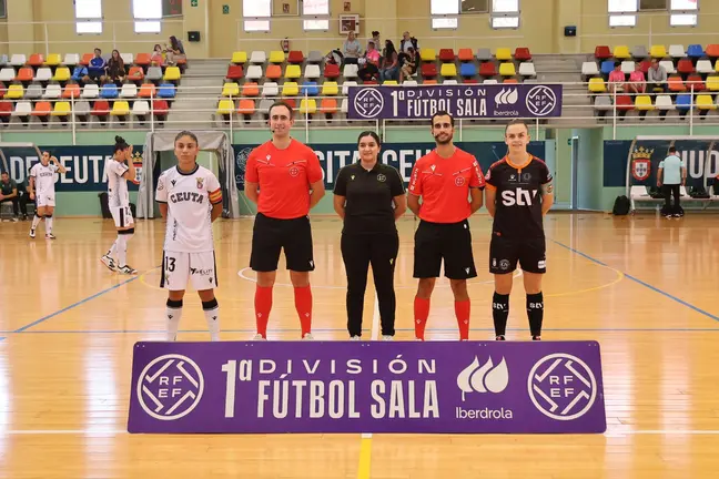 Las capitanas de Ceuta y Roldán, junto al equipo arbitral, antes de empezar el partido
