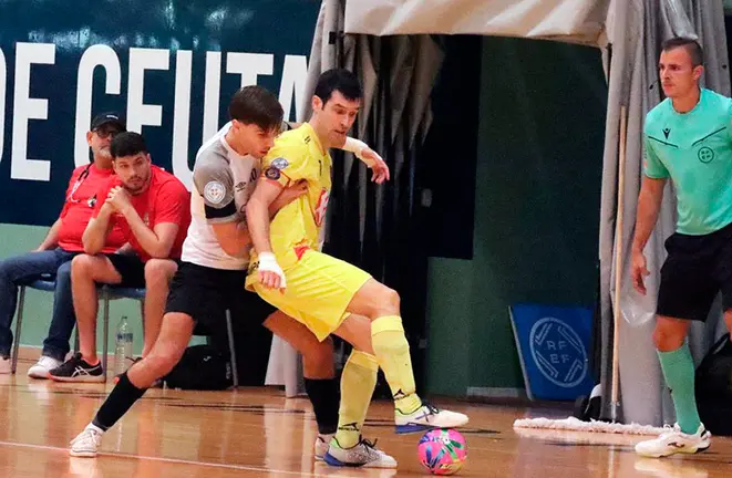 David Señoret disputa un balón con el zaragozano Muniesa