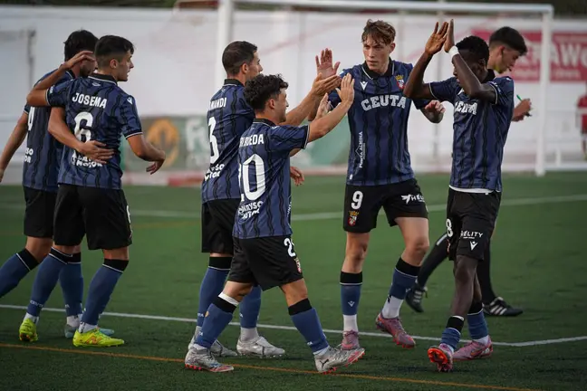 Los jugadores del Ceuta B celebran el gol de Adri Rueda que suponía el empate a uno en Utrera