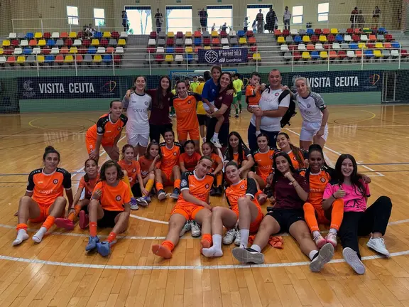 Las integrantes del Camoens, a la conclusión de su encuentro con el Alcorcón B