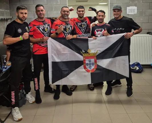 Yavir Ahmed celebra brazos en alto con su equipo el título conquistado en Bélgica