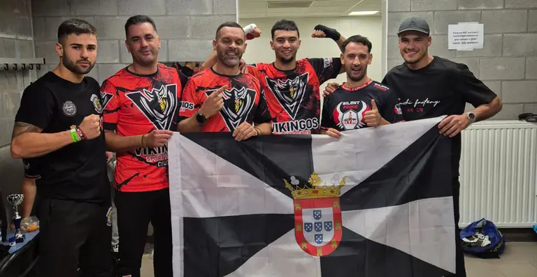 El luchador ceutí celebra brazos en alto con su equipo el título conquistado en Bélgica