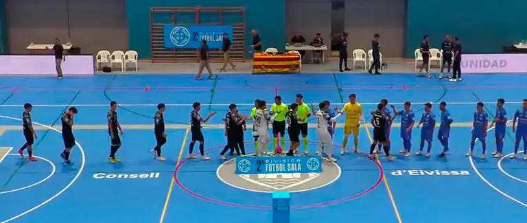 Los jugadores de Ceutí y Gasifred se saludan antes del comienzo del partido