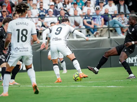 Marcos Fernández controla el balón presionado por el visitante Lopy