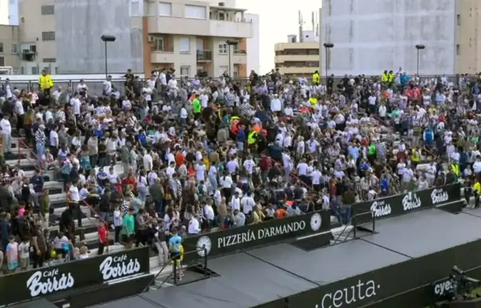 Momento en el que el aficionado del Ceuta era atendido en el Gol Sur del Murube